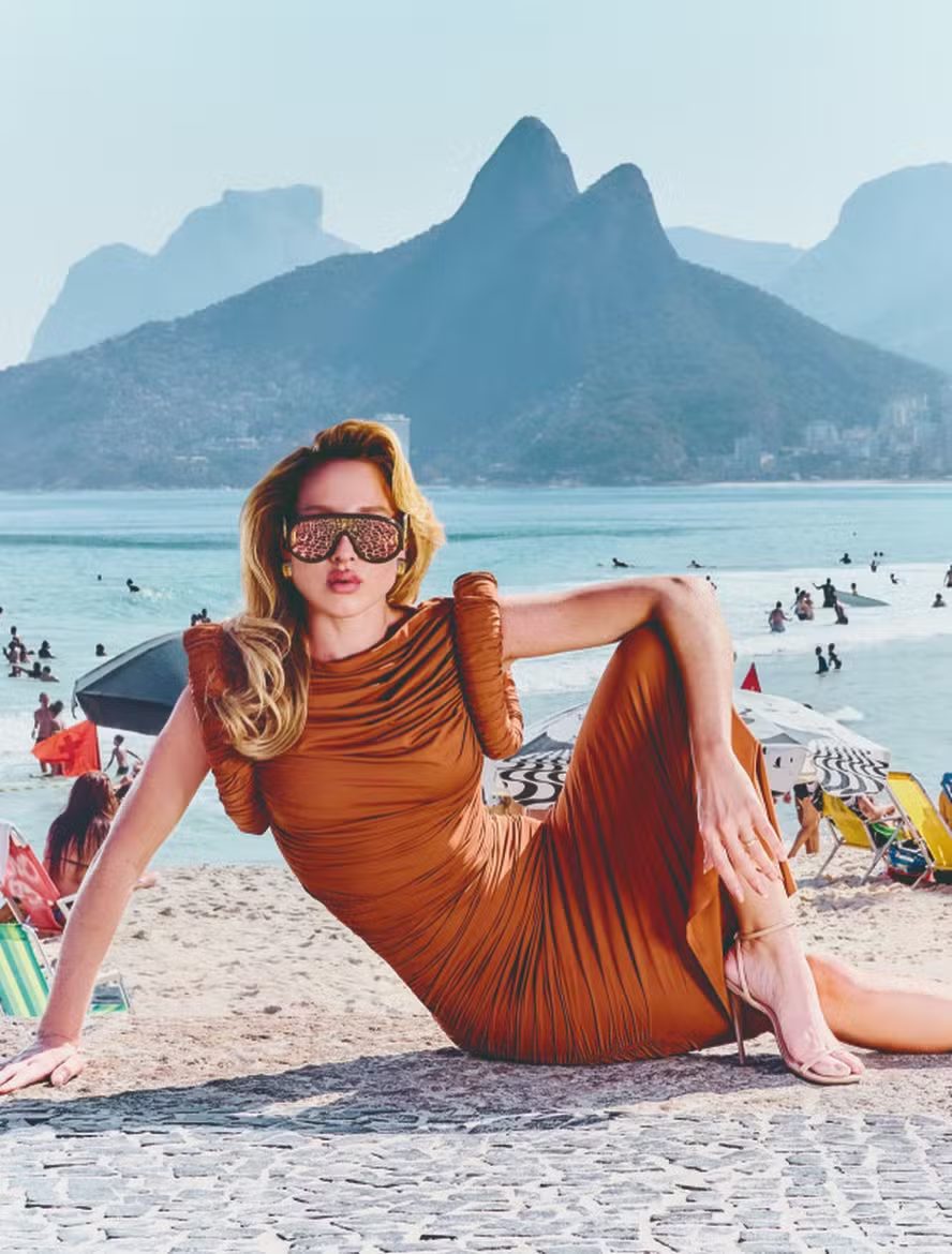 Creator de vestido laranja na praia de Ipanema, com o Dois Irmãos ao fundo